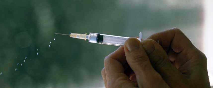 DYRE DR�PER: Debatten raser om hvorvidt vaksinen Gardasil, som b�de er kostbar og omstridt, skal innf�res i det norske vaksinasjonsprogrammet.