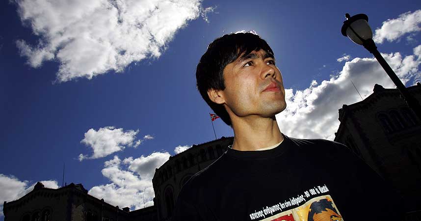 SKAL G� PILGRIMSLEDEN: Zahir Athari er talsmann for de afghanske asyls�kerne som sultestreiket utenfor Domkirken i Oslo i fjor. N� skal han og andre afghanere g� pilgrimsleden i protest mot hjemsendelsesordren som er utstedt.