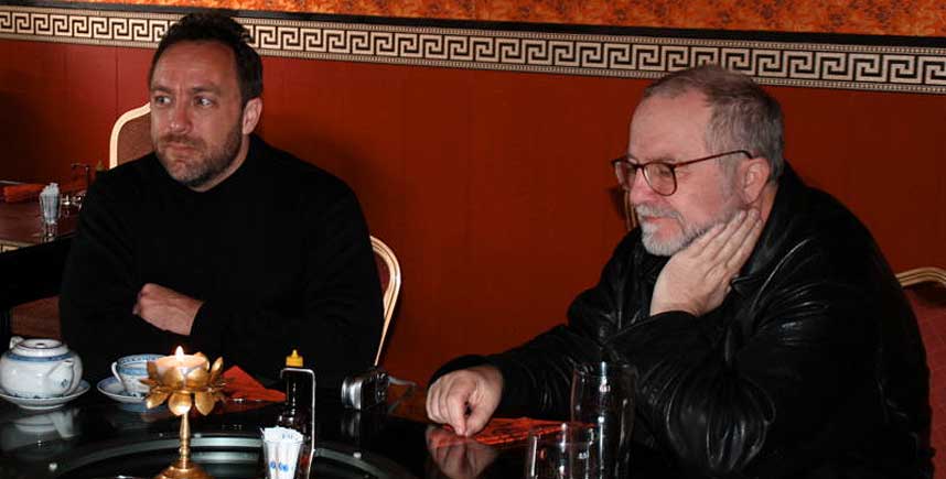 WIKISKRIBENT: Tron �grim var en aktiv bidragdsyter til norske Wikipedia. Her i Bergen med grunnlegger Jimmy Wales(t.v.). Foto: Wikimedia Commons