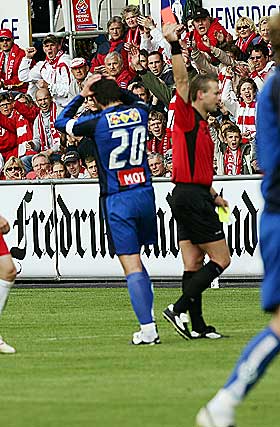 I JURYEN: Inge Andr� Olsen sitter i juryen som k�ret Fredrikstad Stadion til landets fineste. Men slik endte det da han m�tte nettopp Fredrikstad for noen uker siden...