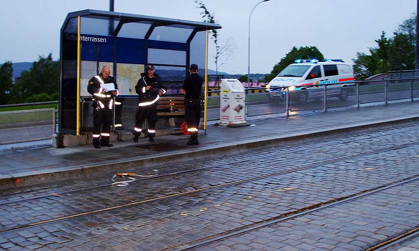 KJ�RTE VIDERE: Trikkef�reren merket ikke p�kj�rselen, som skjedde ved Sinsenterrassen holdeplass i Trondheimsveien.