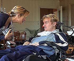 LENE FORST�R: Eivind Markhus (42) har vanskeligheter med � gj�re seg forst�tt verbalt. Kona Lene klarer fremdeles � tolke ham.