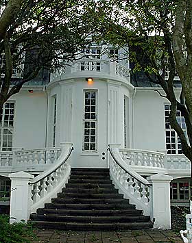 KJ�PTE VILLA: Denne villaen, som Nerdrum kj�pte da han flyttet, var tidligere Reykjaviks bibliotek.