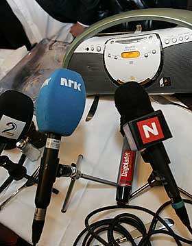 STOR INTERESSE: En rekke medier hadde m�tt opp for � stille Nerdrum sp�rsm�l. I stedet m�tte de n�ye seg med et lydopptak.