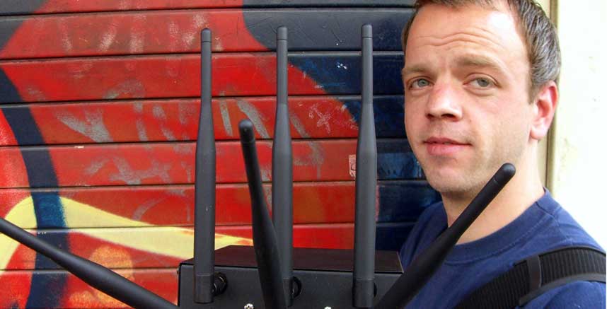 HACKEBOKS: Mark Hoekstra viser frem det forel�pig eneste eksemplaret av hackeboksen Slurpr som sporer opp �pne og lukkede tr�dl�se nett i nabolaget og sl�r de sammen til en fet linje til din disposisjon.