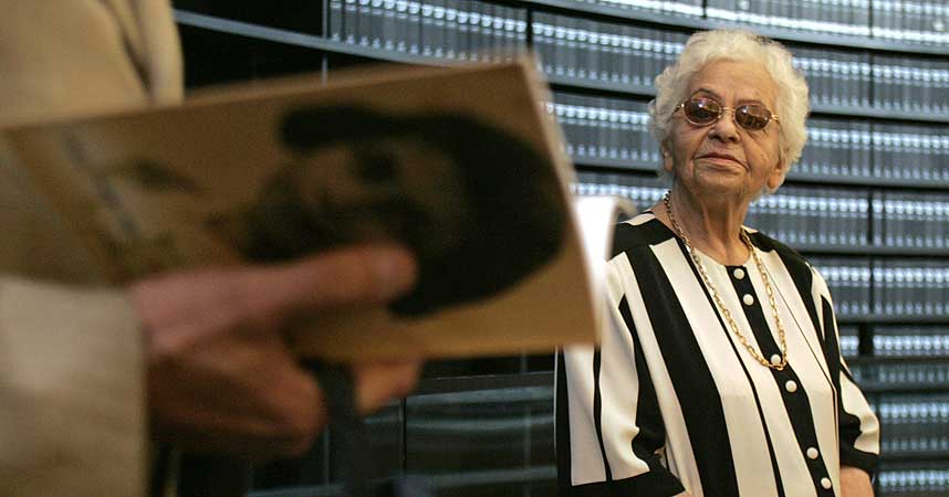 FANT BOKA: Rutkas venninne Stanislawa Sapinska, som presenterte boka ved Israels Holocaustsenter mandag.