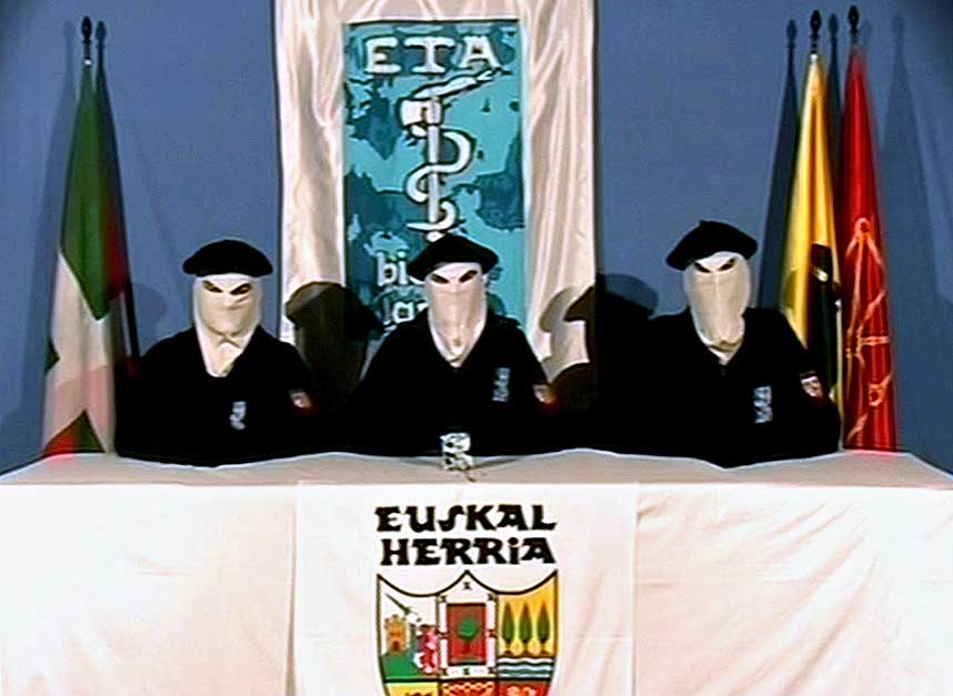 AVSLUTTER% V�PENHVILEN: Dette bildet er fra den 22. mars 2006, da ETA erkl�rte v�penhvile i et videoinnslag som ble distribuert gjennom baskisk fjernsyn. Via den baskiske avisa Berria erkl�rer de n� at v�penhvilen er over.