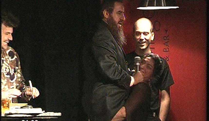 MULLA-L�FTET:  27. april 2004 l�ftet komiker Shabana Rehman Mulla Krekar i v�ret etter en debatt p� utestedet Smuget i Oslo. Krekar f�lte seg krenket, og forlangte at Rehman skulle be ham og familien hans om unnskyldning. Krekar anmeldte Rehman for legemsforn�rmelse. Politiet henla senere anmeldelsen.