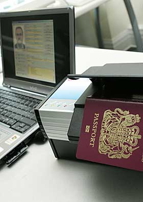 BIOMETRISKE DATA: Storbritannia er et av landene som allerede har tatt i bruk biometriske pass. Ogs� de nye norske passene skal inneholde visse biometriske data.