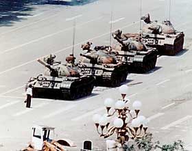 MASSAKREN I BEIJING: Tanksene fra Tiananmen Square er blitt symbolet p� oppr�ret for mange. Kinesiske myndigheter vil hindre sine borgere � diskutere oppt�yene offentlig.