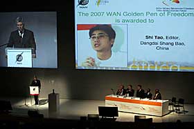 FIKK FRIHETSPRIS: Denne uken ble den fengslede journalisten Shi Tao hedret med Golden Pen of Freedom Award.