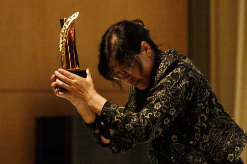 TVUNGET I KNE: - Han har gjort hva enhver modig journalist b�r gj�re, sa Gao Qinsheng da hun mottok Golden Pen of Freedom Award p� sin fengslede s�nns vegne.