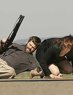 HEFTIG ACTION: Anneke Von der Lippe og Dejan Cukic i en dramatisk gisselscene p� Kjeller flyplass.