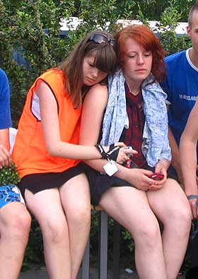 S�NDERKNUST: Pernille Iversen (15) og Frida R�mo fortviler over at alt arbeidet med loppemarkedet har v�rt forgjeves.