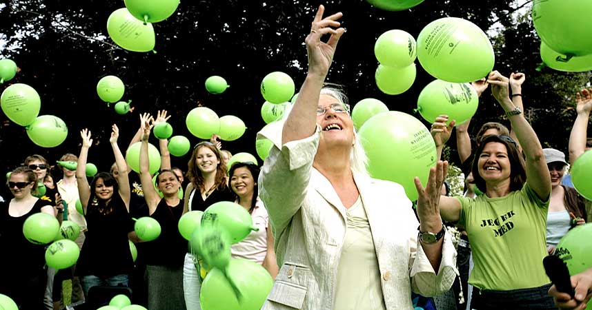 OPP TIL GUD Milj�vernminister Helen Bj�rn�y mottok 16.000 gr�nne ballonger som symbol p� oppbl�st milj�politikk i regjeringen. -Det hjelper � samarbeide med V�rherre, sier Bj�rn�y.