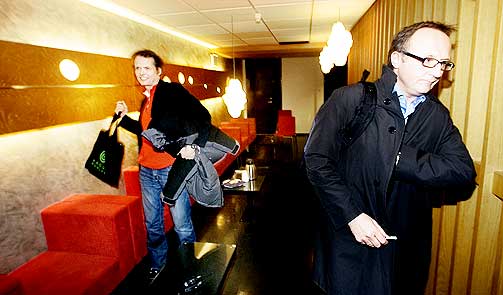 S� BUSTA F�YK: Odd Johan Nelvik og forlegger Erling Kagge p� vei ut fra en het debatt i kj�lvannet av boka 
