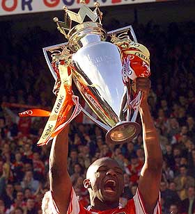 SULTNE P� GULL: Eller klarer Arsenal � sl� seg tilbake i toppen og vinne serien som de gjorde for ti �r siden, i 97/98? United og Arsenal m�tes 3. november og 12. april.