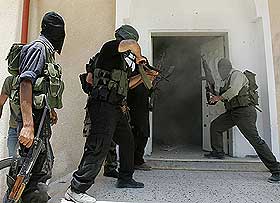 TAR OVER: Hamas stormer sikkerhetsstyrkenes hovedkvarter.
