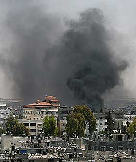 GAZA BY: R�yken stiger fra de Fatah-sympatiserende sikkerhetsstyrkenes hovedkvarter i byen.