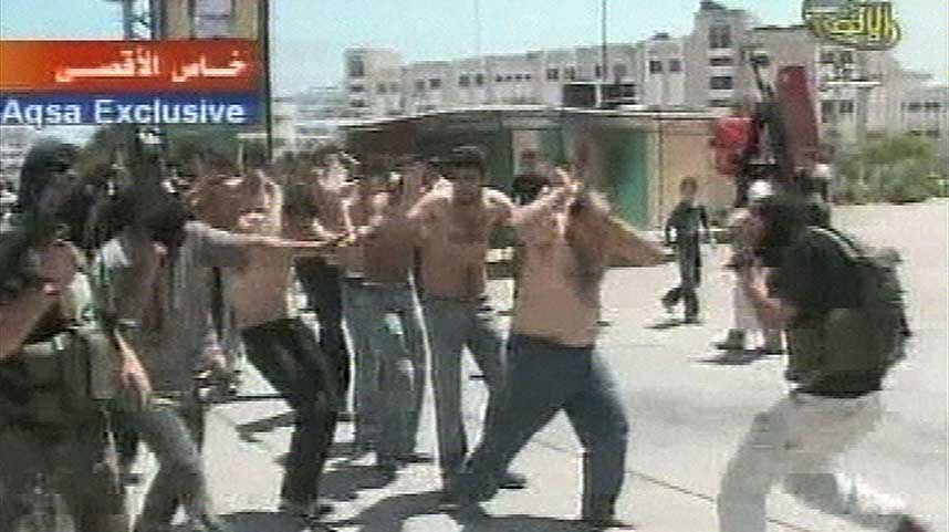 TAR MAKT: Hamas stormet i dag sikkerhetsstyrkens hovedkvarter i Gaza by. Her f�rer de Fatah-tilhengerne ut av bygget.