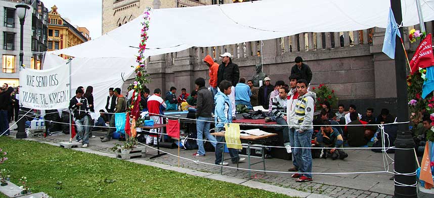 AKSJONERER: 45 afghanere, de fleste med avslag p� asyls�knaden, har siden l�rdag aksjonert utenfor Stortinget. De mener det er inhumant � bli sendt tilbake til Afghanistan.