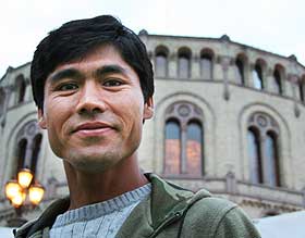 - POLITIET ER OGS� MENNESKER: Zahir Athari, afghanernes talsmann, h�per politiets frav�r betyr et gjennombrudd for demonstrantene.