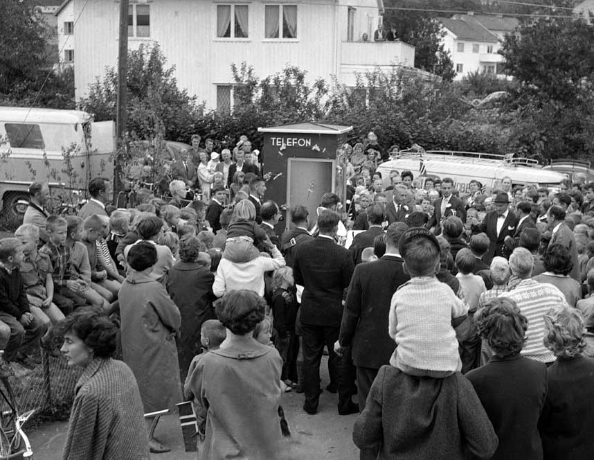 FOLKEFEST FOR TELEFONEN: - 50 000 mennesker her i landet har ventet tilsammen 300 000 �r p� telefon, sa lederen i Telefons�kendes forening John Gi�ver i sin if�lge NTB gripende tale da denne telefonkiosken ble avduket i Ekraveien.