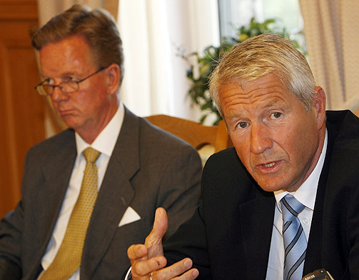  DEADLINE  ONSDAG KLOKKA 22:  Stortingspresident Thorbj�rn Jagland gikk ikke med p� kravet fra visepresident Carl I. Hagen om � be politiet fjerne de demonstrerende afghanerne umiddelbart. - Men onsdag onsdag kveld forventer vi at teltleiren er borte, sier Stortingets direkt�r Hans Brattest� (t.v.)
