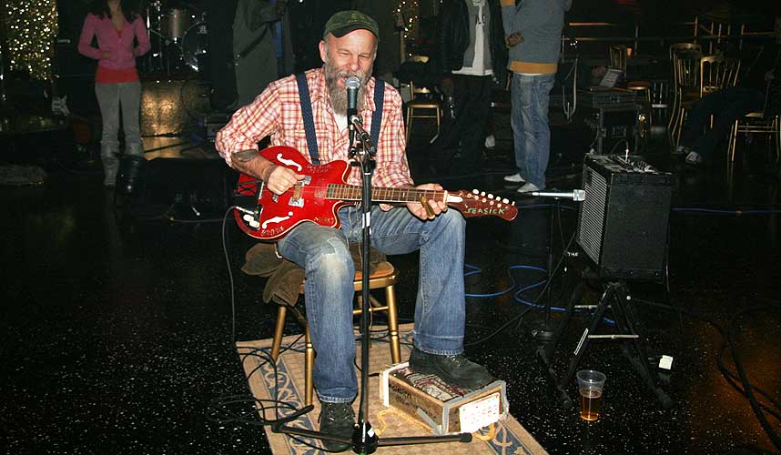 TAR DE BRITISKE �YER MED STORM: Amerikaneren Steve �Seasick Steve� Wold har bodd p� Notodden de siste seks �rene.