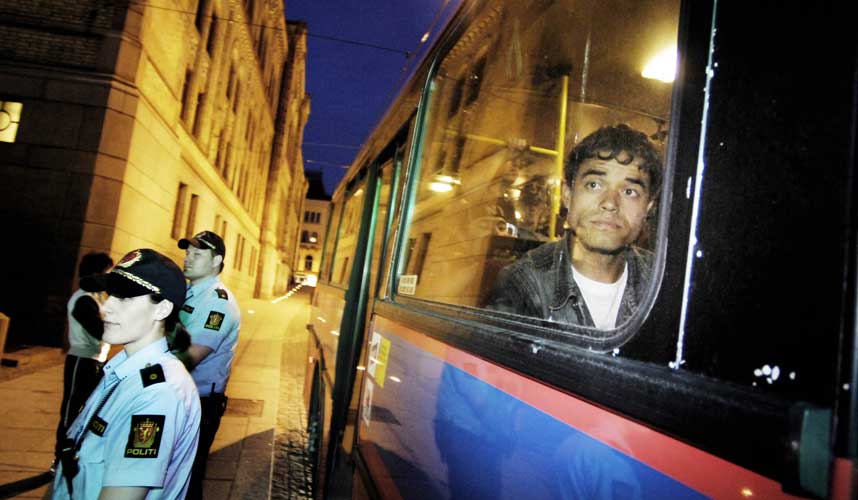 FRAKTES VEKK:  Afghanerne fraktes bort fra Stortingsplassen i buss.