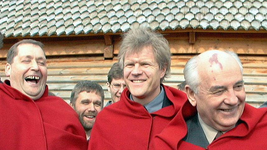  HAR M�TT STORPOLITIKERE F�R:  Senterpartiets medlem av utenrikskomiteen, Alf Ivar Samuelsen (t.v.), har v�rt i selskap med storpolitikere f�r. Her i 1997 som fylkesordf�rer i Nordland p� milj�treff i Lofoten med tidligere statsleder i Sovjetunionen, Mikhail Gorbatsjov (t.h.)