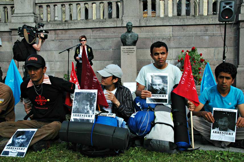 - FORTSETTER KAMPEN: Afghanerne som ble dimmitert av politiet i natt holdt i dag en ny demonstrasjon med bilder av landsmennene som n� blir sendt til Trandum. I bakgrunnen SVs �got Valle.