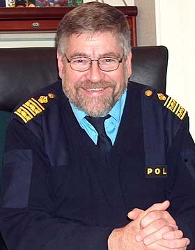 VIL HA LYSEBL� UNIFORM: Politimester i G�vle L�n Lars-G�ran Carlsson.