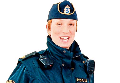 PROVOSERENDE? En fersk svensk utredning anbefaler en lysere, mindre milit�r politiuniform som framst�r mindre aggressiv enn dagens m�rke uniform.