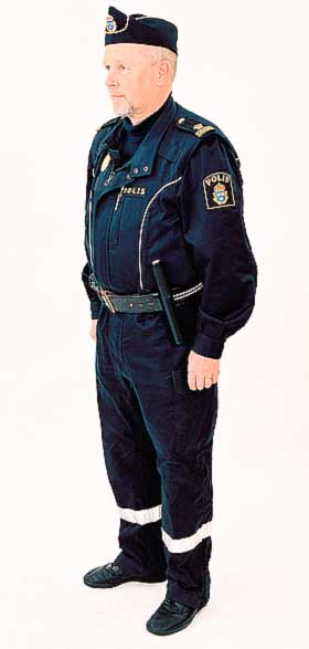 DAGENS UNIFORM: Slik ser en vanlig svensk politimann i tjeneste ut.