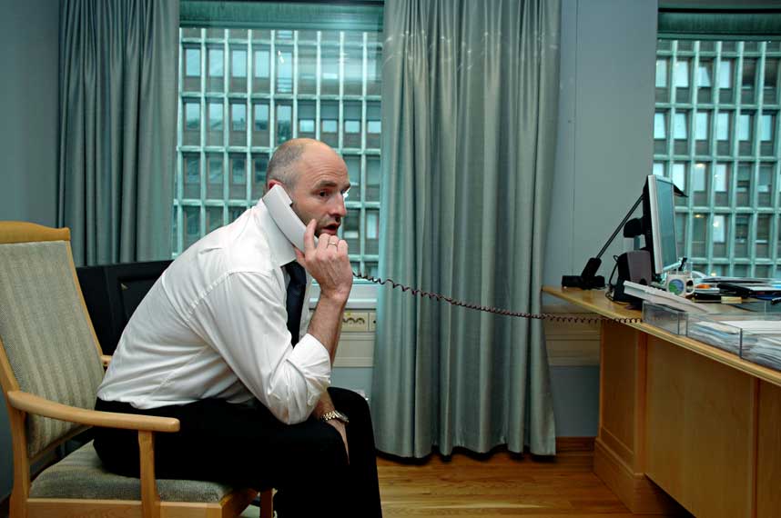 LANG DAG: Dag Terje Andersen og hans stab har hatt hendene fulle med sp�rsm�l fra mediene om Aker Kv�rner i dag. Her blir han intervjuet p� telefon av nyhetsmagasinet Lunchekot i Sveriges Radio.