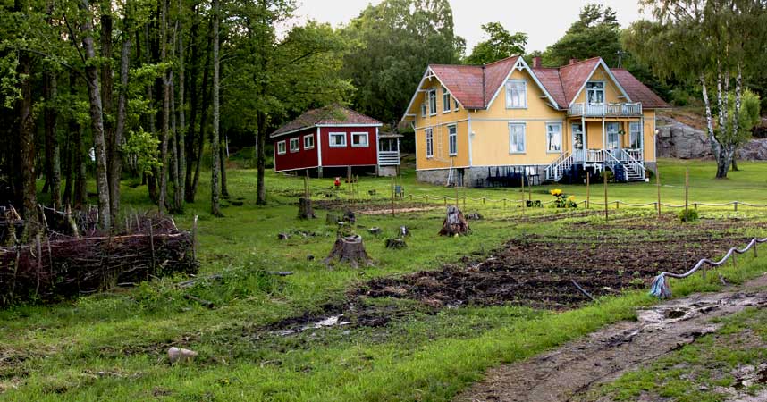  SOSIAL TRENING:  Det var p� denne g�rden den 29 �r gamle svenske ble alvorlig skadd av en pil - skutt med bue av en 54 �r gammel ungdomsleder.
