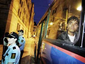 ARRESTERT TORSDAG: Etter aksjonen foran Stortinget p�grep og arresterte politiet 41 afghanere som alle hadde f�tt endelig avslag p� sin asyls�knad, og som skulle v�rt utsendt. Da det dukket opp informasjon om at flere afghanere har konvertert til kristendom, avlyste Utlendingsnemnda den planlagte utsendingen l�rdag. N� er situasjonen uavklart.