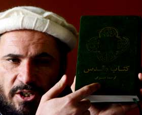 GA KONVERTITTEN EN SJANSE TIL: Dommer i saken mot Abdul Rahman ville gi ham en sjanse til � ombestemme seg. - Ettersom islam er en tolerant religion, sa  Ansarullah Mawlazezadah til BBC. P� bildet har han den beslaglagte bibelen i h�nden.