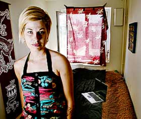 P�KOPLET: - P� nettet f�r man som man gir. Grensene forst�r man etter en stund, sier Mona Faber.