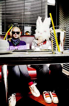 FANBASE: L�ta �My parents were on acid� ga Julie Illona Balas og Ellinor Aurora Asgaard (med kaninmaske) i jentegruppa Fitts For Fight en fanbase p� flere tusen p� siden deres p� MySpace. Videoen til l�ta �Fuck off and die� har blitt sett over 30 000 ganger p� YouTube. - Vi er vel et eksempel p� at det ikke handler s� mye om talent som image, sier jentene.