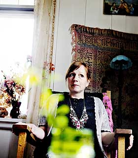 IKKE HELT MED: Hanne Birgitte Nystr�m (43) forst�r ikke n�yaktig hva s�nnen holder p� med p� nettet, eller hvorfor.