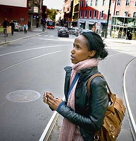 NETTST�TTE: Kadra Yusuf ble overfalt p� gata p� grunn av sine meninger. Fem dager etter at Facebook-gruppa �Vi st�tter Kadra� ble opprettet, hadde gruppa 12 000 medlemmer.