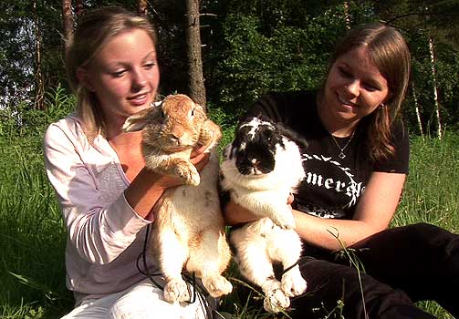 KANINHOPPERNE: Kristin Bergan (14) og Siw Hauge (19) har til sammen atten kaniner og trener kaninhopping hver tirsdag.