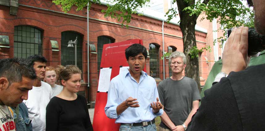 �PNER ASYLAKADEMI: Afghanerne som har sl�tt leir utenfor Jakobs kirke har f�tt flere forelesere til akademiet som �pnet i g�r. Zahir Athari sier at de diskuterer ikke hvem som tror p� hva.