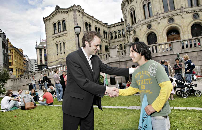 ANGRER IKKE: Ap-representant Arild Stokkan-Grande beklager ikke sin krasse uttalelse om afghanske asyls�kere. Her hilser han p� Neroollah Baai som snart risikerer � bli kastet ut av landet.