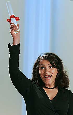 FIKK PRESTISJEPRIS: Marjane Satrapi jubler etter � ha f�tt den prestisjefulle juryens pris under Cannes-festivalen.
