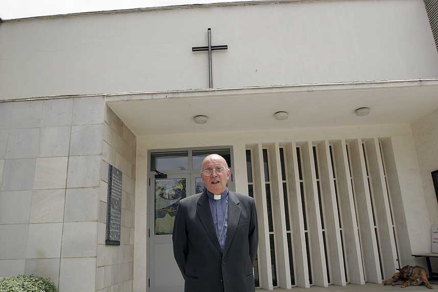 I LIVSFARE: Fader Giuseppe Moretti r�der konvertitter til � forlate Afghanistan.