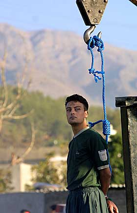 HENGT I ALL OFFENTLIGHET: 29. september 2002 ble Payam Amin og fem andre voldtektsd�mte hengt offentlig i Teheran.