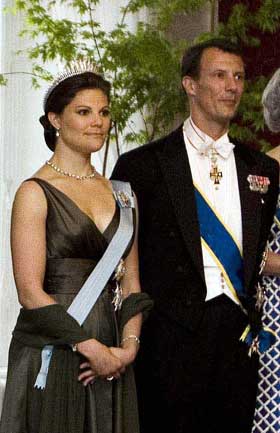 KONGE OG DRONNING: Forslaget om et fornuftsekteskap mellom danse prins Joachim og den svenske kronprinsessen Victoria var ikke s� vellykket.